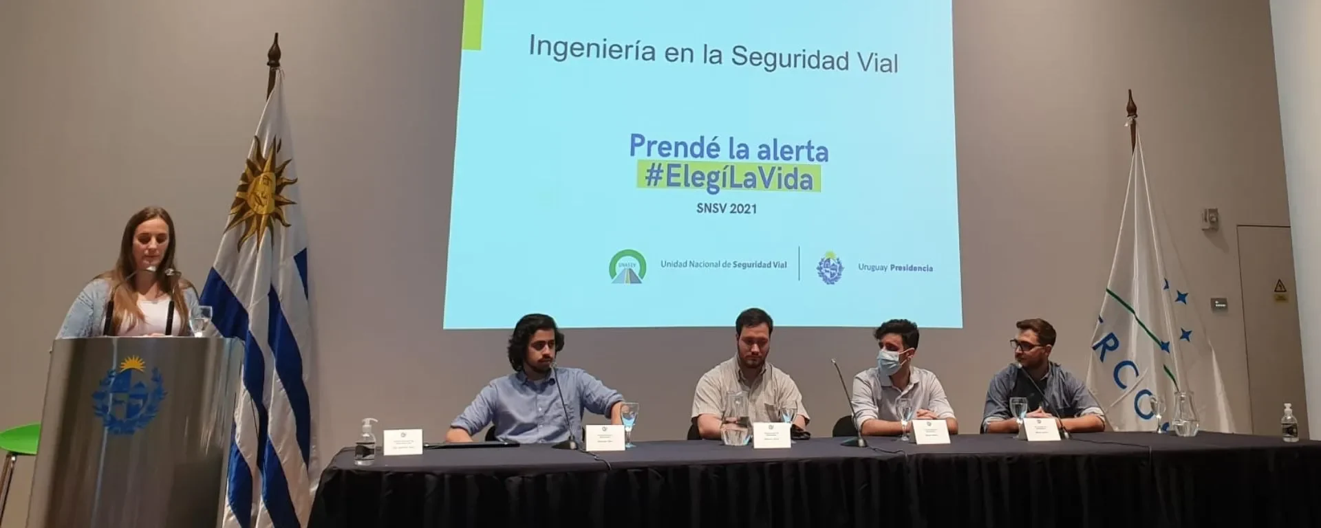 Martín Hounie taking part in a professional road-safety engineering panel.