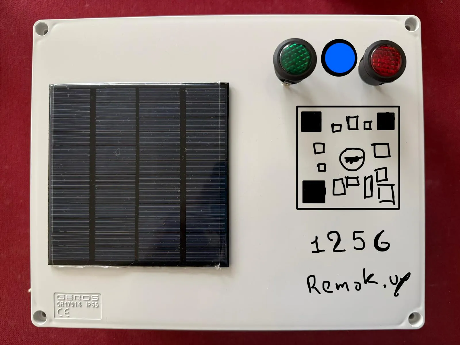 Prototype of the status module: solar power and the three signals the trailer has to be able to show from the street.