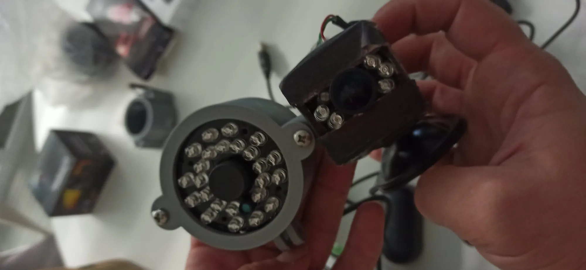 Las dos cámaras lado a lado: la cámara IR original y la versión con la carcasa impresa en 3D. La misma óptica, otra terminación.