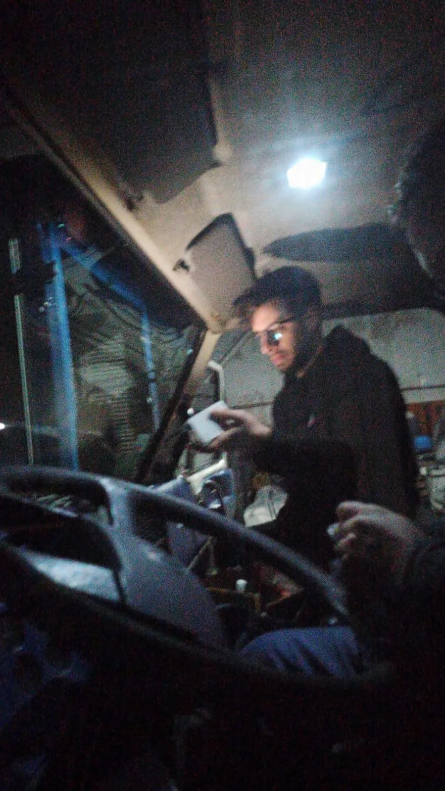 Montando el equipo dentro de la cabina.